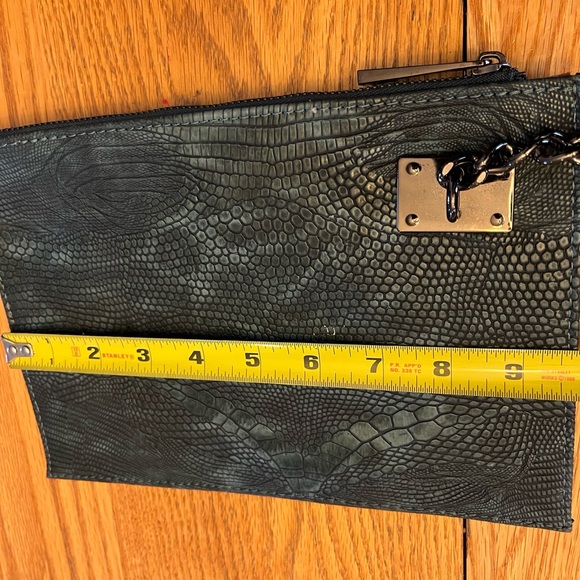 Sondra Roberts Squared green alligator clutch / wristlet - Picture 5 of 6